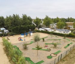 Camping Caravanile : ©campingcaravanile Activités Airedejeux Minigolf Tennis03 Min